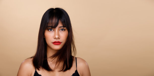 混血（亚洲、印度、阿拉伯血统）20多岁女子，浓妆时尚，面带微笑图片下载