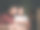 印度尼西亚雅加达，普拉加东- 2019年4月12日:一位父亲陪女儿玩智能手机图片下载