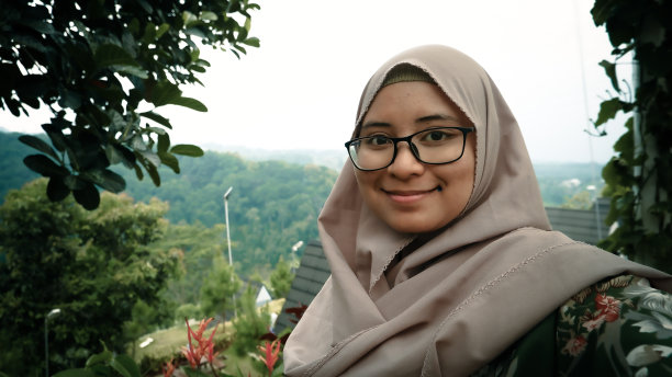 一名印尼妇女在公园里自拍图片下载