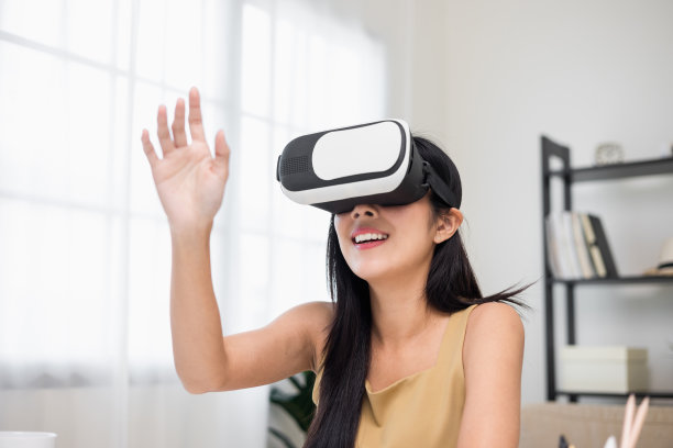 一名年轻的亚洲女性戴上vr眼镜进入虚拟模拟世界。未来科技数字网络世界。享受虚拟世界的人。图片下载