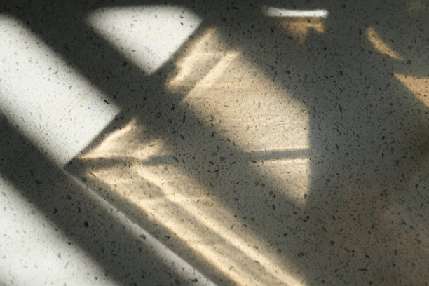 抽象的反射和折射阳光在厨房工作表面与百叶窗条纹阴影图片下载