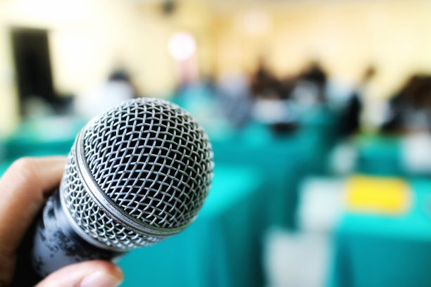 把会议室的麦克风关上。图片下载