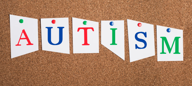 自闭症是站在纸上，钉在木板上，国际自闭症日，心理学图片下载