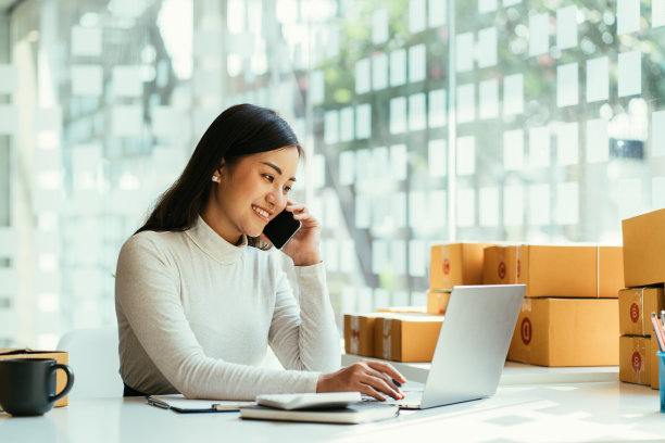 迷人美丽的亚洲青少年业主商业女性工作在家里在线购物，写订单和准备包装产品与办公设备，企业家的生活方式的概念图片下载