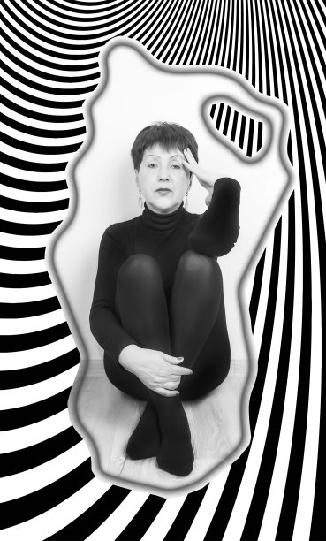 老太太坐在一处洼地里，靠墙在家图片下载