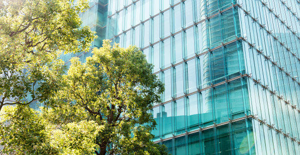 天空和云朵映照在现代建筑的玻璃立面上图片下载