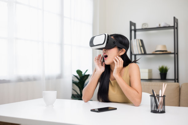 一名年轻的亚洲女性戴上vr眼镜进入虚拟模拟世界。未来科技数字网络世界。享受虚拟世界的人。图片下载