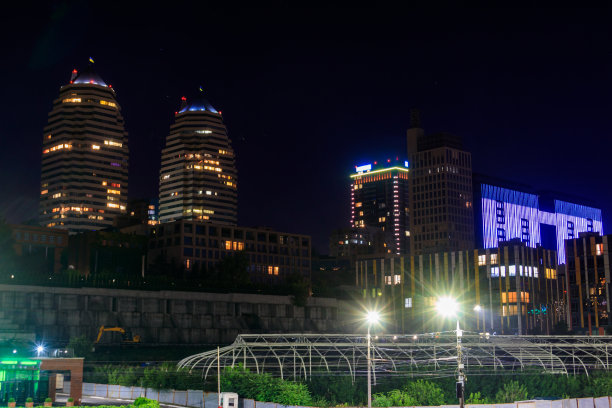 美丽的现代建筑，摩天大楼和塔的夜晚大城市在乌克兰第聂伯罗图片下载