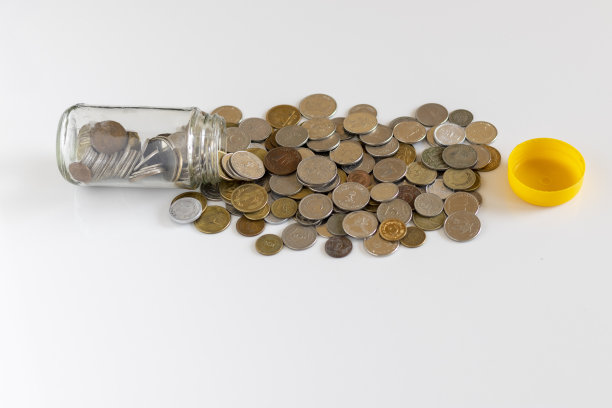 装有硬币的透明玻璃罐图片下载