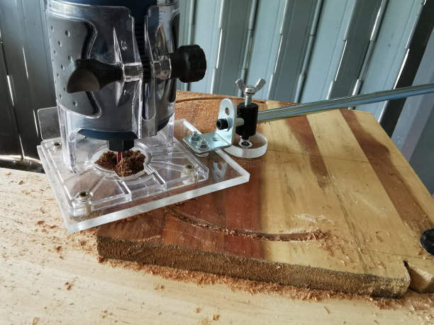 用修剪器把木头切成圆圈图片下载