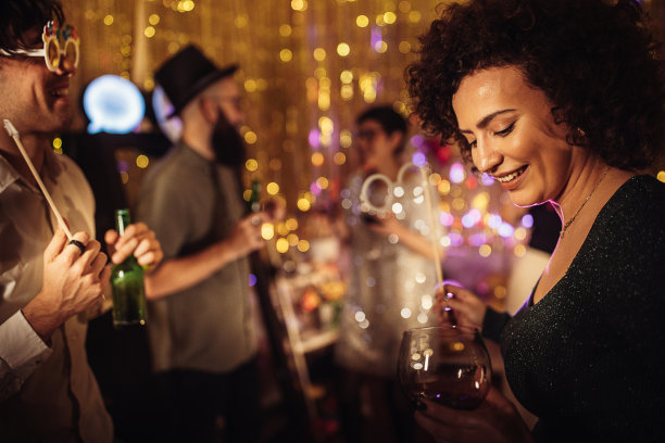 派对上的情侣图片下载