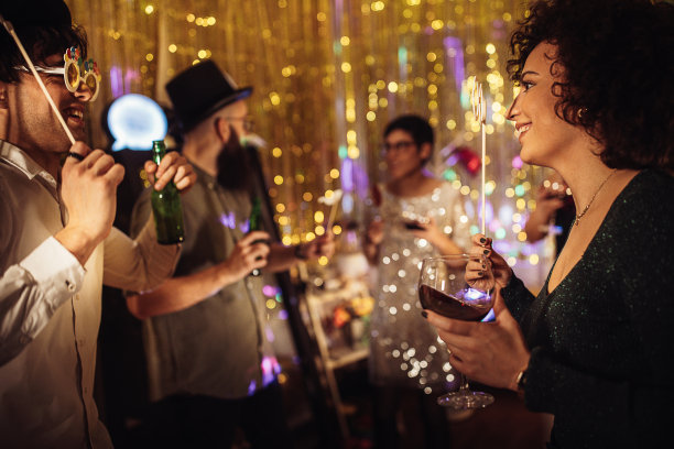 派对上的情侣图片下载