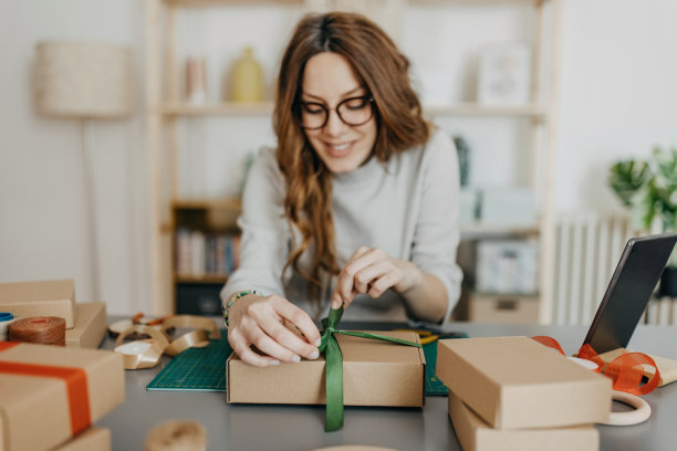 年轻女性拥有自己的小生意，准备递送的包裹图片下载