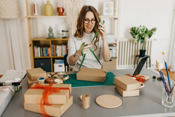 年轻女性拥有自己的小生意，准备递送的包裹图片下载