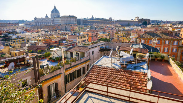 在梵蒂冈城附近的罗马历史中心的普拉蒂区，一个引人注目的城市景观图片下载