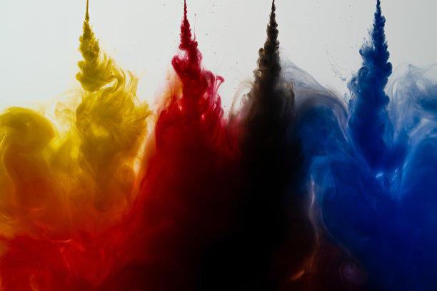 颜料流出的注射器图片下载