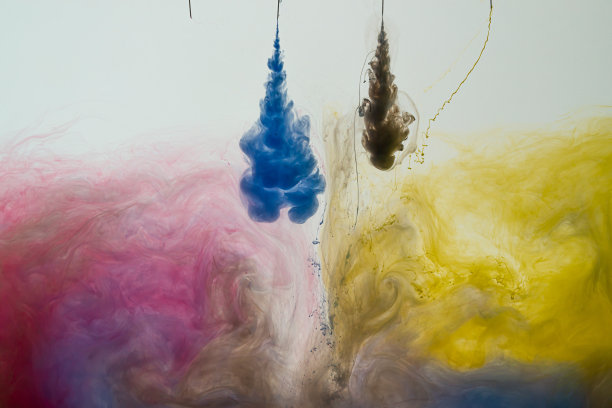 颜料流出的注射器图片下载