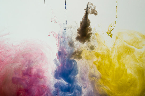 颜料流出的注射器图片下载