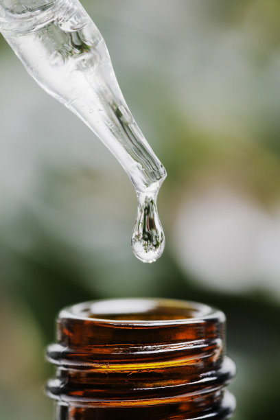 棕色草药萃取瓶，带滴管图片下载