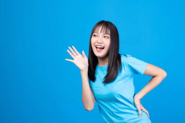 美丽的年轻亚洲女孩模特的肖像长发在休闲夏装微笑，快乐和享受在工作室孤立的黄色背景。图片下载