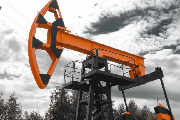 油田中的钻机。从地下开采石油。石油生产，天然气。一桶石油的价格图片下载