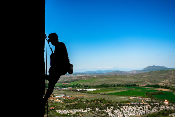 探险家和他对登山的热情图片下载
