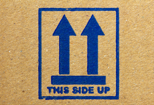 包装盒里的这面朝上的标志。指示正确运输或储存方式的箭头标记。图片下载