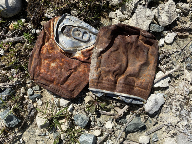 地上有生锈的旧罐子图片下载