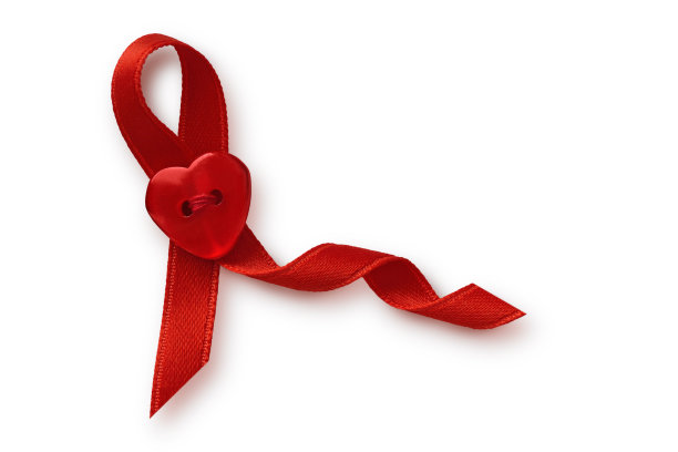 红丝带与心形按钮在白色背景-艾滋病意识概念图片下载