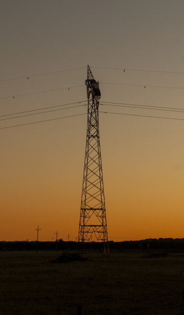 埃斯特雷马杜拉dehesa的电力塔在冬季日落时垂直图片下载