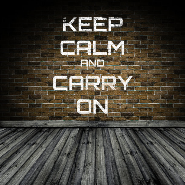 保持冷静，在砖墙上进行文字练习。图片下载