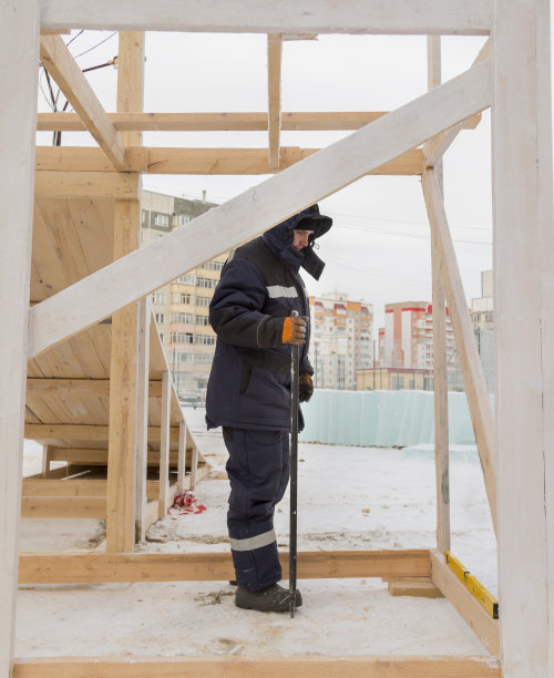 在建造木质滑梯时手持金属撬棍的装配工图片下载