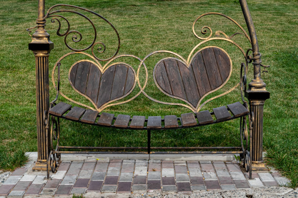 木制长凳，背部呈大心形图片下载