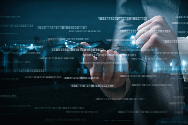 在移动设备上处理数字数据的概念。图片下载