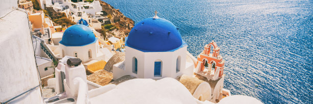 希腊圣托里尼欧洲旅游度假横幅。伊亚市，著名的欧洲旅游胜地三圆顶教堂全景。横向景观横幅作物为广告复制空间图片下载