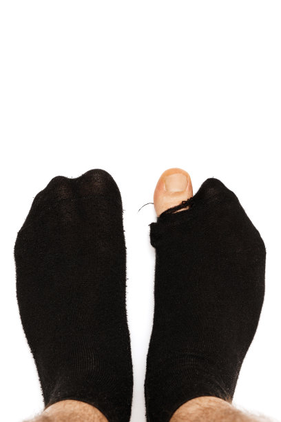 特写镜头，男性的脚穿着白袜子，脚趾伸出来。图片下载