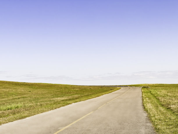 公路在山坡上的退休垃圾填埋场图片下载