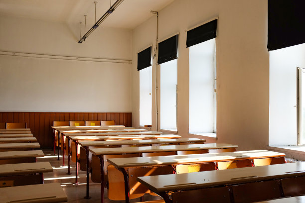 空荡荡的教室里没有学生的椅子和课桌。图片下载
