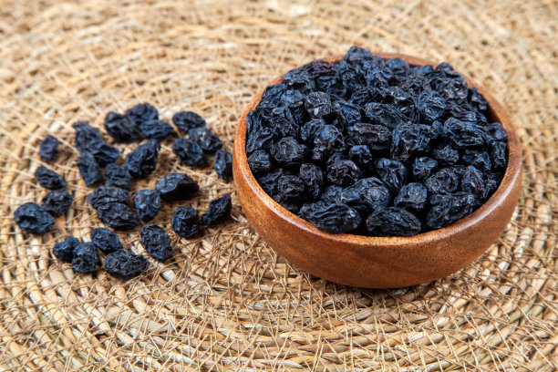 黑葡萄干满木碗，俯视图图片下载