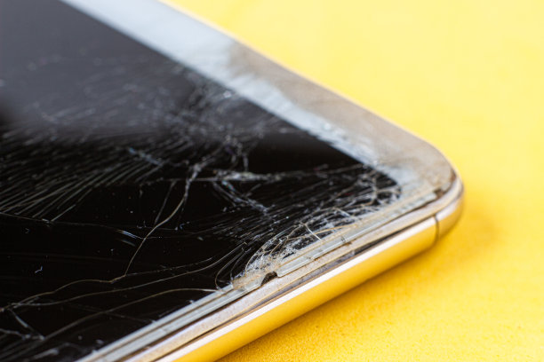破碎的玻璃纹理，有裂纹。摘要:智能手机因触电而破屏。图片下载