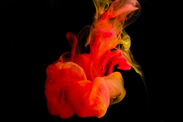 油漆落入水中的照片图片下载