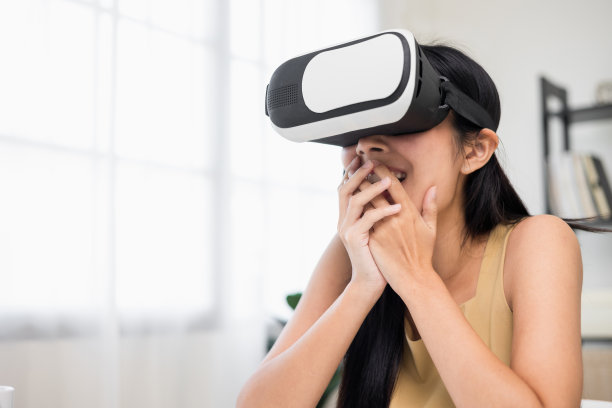 一名年轻的亚洲女性戴上vr眼镜进入虚拟模拟世界。未来科技数字网络世界。享受虚拟世界的人。图片下载