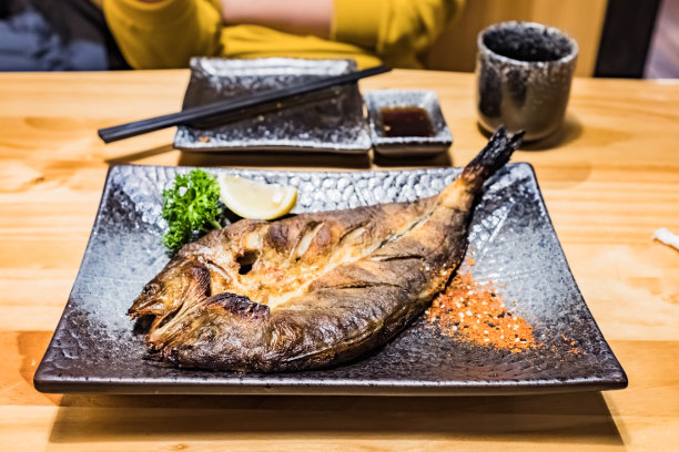 阿特卡鲭鱼，日本料理烤鄂霍次克鲭鱼，刚煮好的阿特卡鲭鱼被放在一个盘子里图片下载