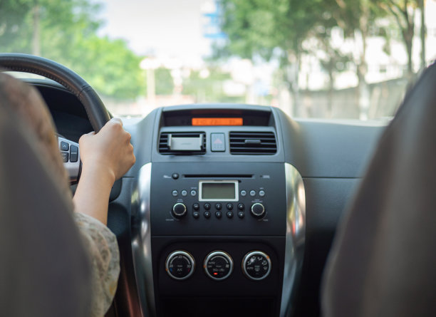 特写的手握方向盘驾驶图片下载