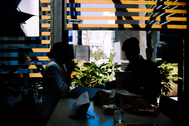 商人在咖啡店面试女性求职者图片下载