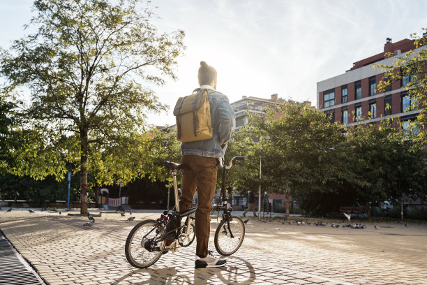 在城市里骑自行车的人图片下载