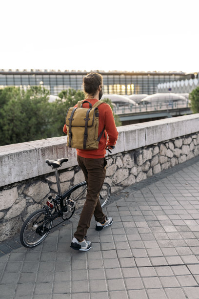 在城市里扛着折叠自行车的男人图片下载