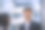 一对年轻的商务夫妇在办公楼附近散步图片下载