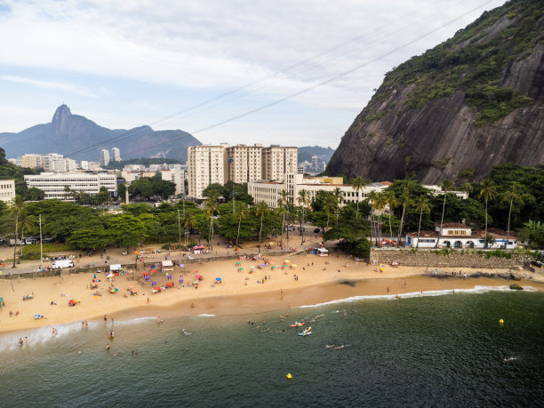 鸟瞰图，在巴西里约热内卢的厄卡附近。Pão de Açúcar和厄卡山。晴朗的天气，拂晓时乌云密布。无人驾驶飞机的照片图片下载