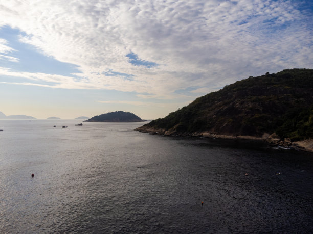 鸟瞰图，在巴西里约热内卢的厄卡附近。Pão de Açúcar和厄卡山。晴朗的天气，拂晓时乌云密布。无人驾驶飞机的照片图片下载